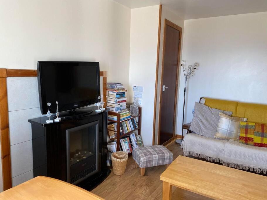 2 Bedroom House Overlooking Pierowall Bay, Westray Екстериор снимка
